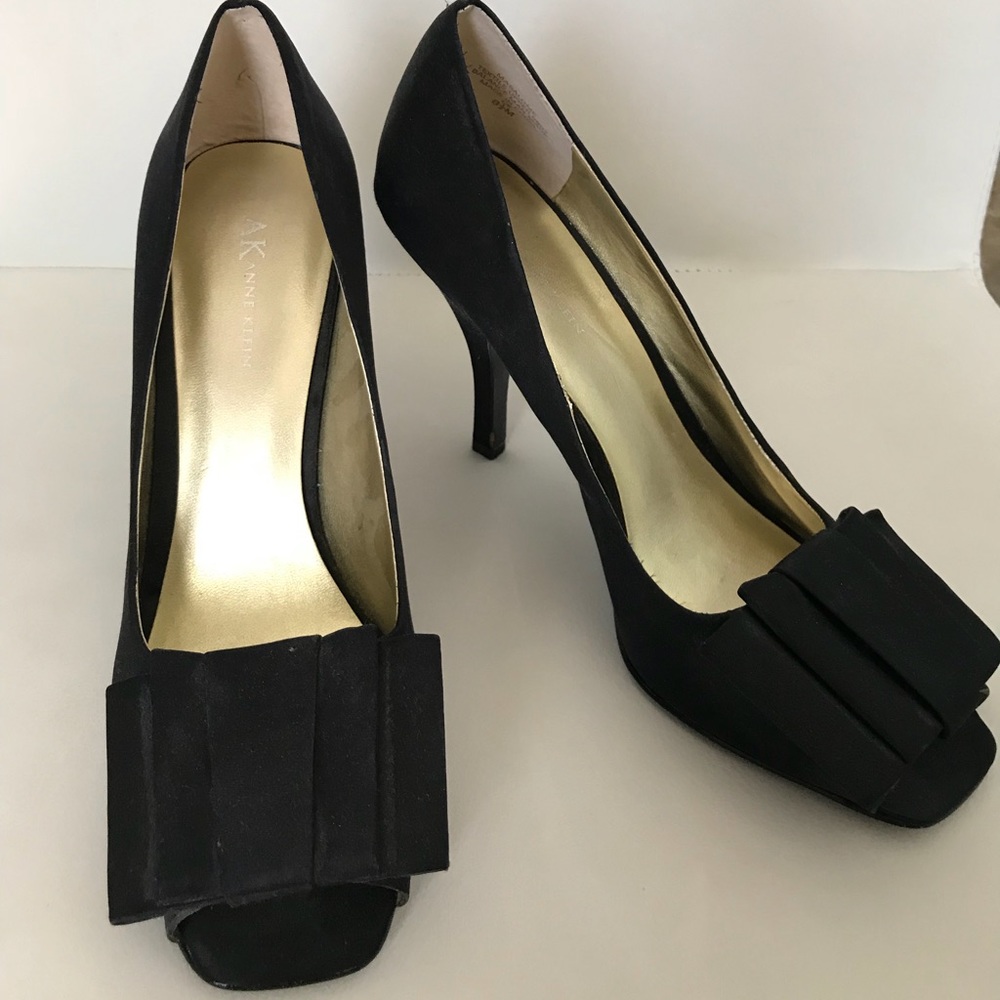Anne Klein Masalome black heel with bow. 8.5